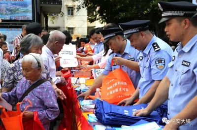 洲瑞鎮(zhèn)最大工廠門口聚集民警引發(fā)關(guān)注，工人圍觀健身休閑活動(dòng)